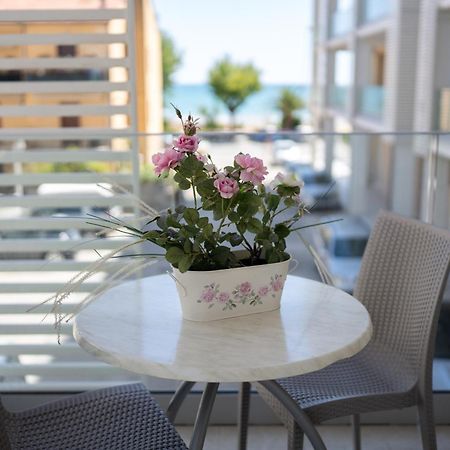 Hotel Petite Fleur Alba Adriatica Luaran gambar