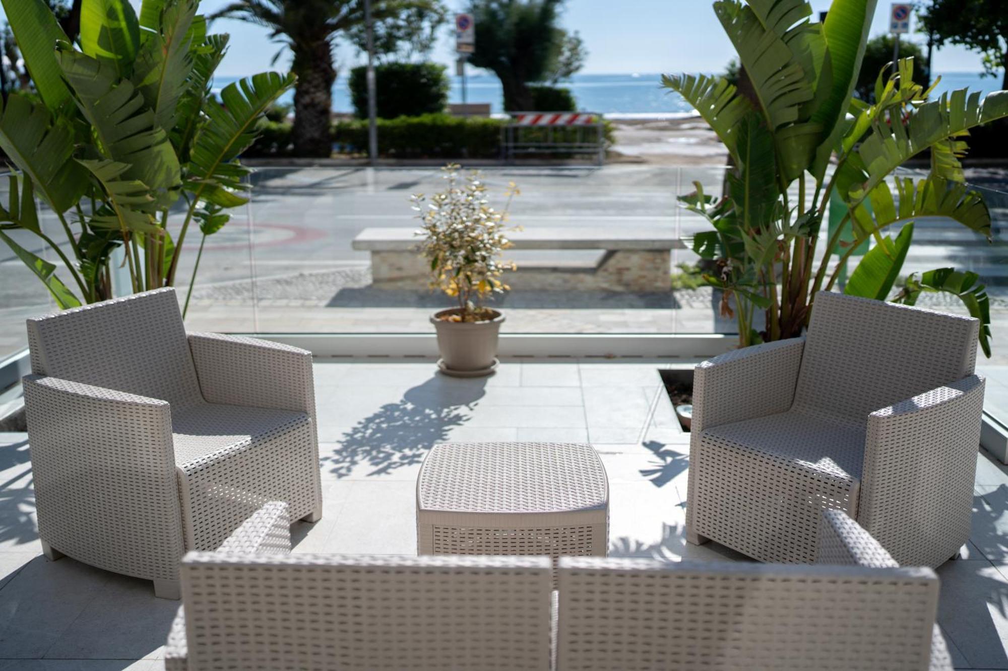 Hotel Petite Fleur Alba Adriatica Luaran gambar